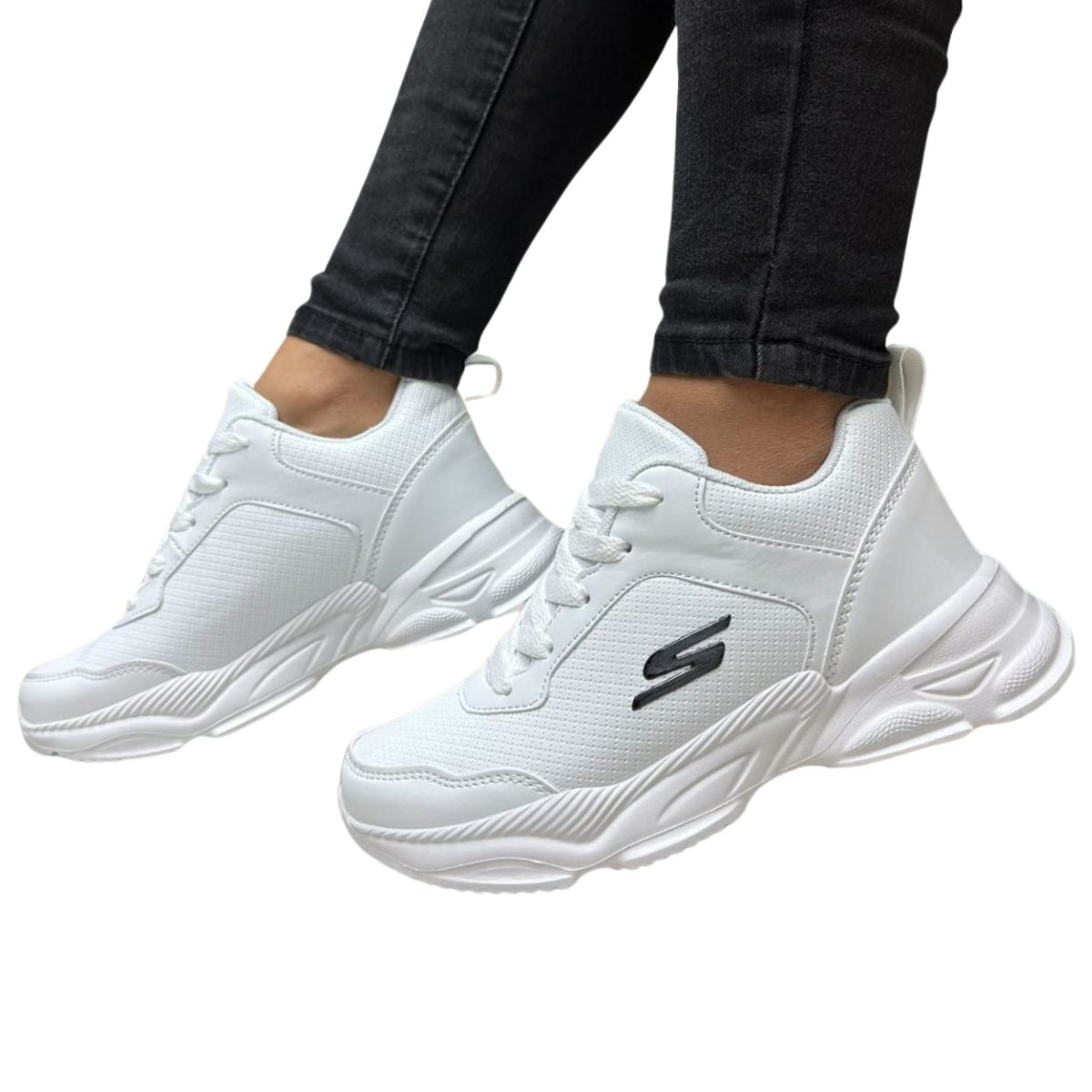 COMPRAR Zapatillas Skechers Mujer: Las Mejores Ofertas  Si estás buscando COMPRAR zapatillas Skechers mujer, has llegado al lugar correcto. En Onlineshoppingcenterg tenemos el catálogo Skechers mujer más completo, con las últimas colecciones, ofertas exclusivas y los mejores precios.  Las zapatillas Skechers mujer son sinónimo de comodidad, estilo y tecnología. Ya sea que necesites zapatillas urbanas, deportivas o Skechers para caminar, aquí encontrarás el modelo perfecto.    Ofertas en Zapatillas Skechers Mujer ¿Buscas zapatillas Skechers mujerde calidad? En nuestra tienda online tenemos Skechers mujer ha buen precio,  y promociones.  🔹 Skechers mujer outlet online  🔹 Zapatillas Skechers sin cordones – Ideales para el día a día 🔹 Skechers Memory Foam – Máxima amortiguación 🔹 Skechers Go Walk – Perfectas para caminar     Catálogo Skechers Mujer 1. Zapatillas Skechers Urbanas Las zapatillas Skechers mujer urbanas combinan moda y funcionalidad. Modelos como Skechers Flex Appeal y Skechers D’Lites son tendencia este año.  2. Skechers para Caminar Si buscas comodidad, las Skechers Go Walk mujer y Skechers Arch Fit son las mejores, con plantillas Memory Foam que se adaptan a tu pie.  3. Skechers Slip-In (Sin Cordones) Las zapatillas Skechers mujer sin cordones son prácticas y modernas. Perfectas para un calzado rápido y cómodo.  4. Sandalias Skechers Mujer Las sandalias Skechers mujer son ideales para el verano, con diseños ergonómicos y suela flexible.  5. Botas Skechers Mujer En invierno, las botas Skechers mujer ofrecen abrigo y estilo, con opciones desde botines Skechers hasta modelos con plataforma.  ¿Cuáles son las zapatillas Skechers mujer más cómodas? Las Skechers con Memory Foam y Arch Fit son las más recomendadas para comodidad. Algunos modelos destacados son: ✔ Skechers Go Walk – Ideales para caminar ✔ Skechers Flex Appeal – Estilo urbano con amortiguación ✔ Skechers Slip-In – Sin cordones, fáciles de poner     ¿Cómo saber mi talla en Skechers mujer? Las zapatillas Skechers mujer suelen ajustarse bien a la talla estándar. Te recomendamos: ✔ Medir tu pie desde el talón hasta el dedo más largo. ✔ Consultar nuestra guía de tallas en la ficha del producto. ✔ Si tienes dudas, escoge media talla más si prefieres un ajuste más holgado.     ¿Las Skechers mujer son buenas para caminar? ¡Sí! Las zapatillas Skechers para caminar están diseñadas con tecnología Air-Cooled Memory Foam y suelas flexibles que reducen el impacto en pies y rodillas.  ¿Las Skechers mujer son buenas para el dolor de pies? Sí, especialmente las Skechers con Memory Foam y Arch Fit, que ofrecen soporte ortopédico y amortiguación para reducir molestias.     ¿Tienen Skechers mujer en tallas grandes? ¡Claro! Contamos con tallas desde la 35 hasta la 42 en varios modelos.    Envíos a Todo Colombia y Latinoamérica Si buscas COMPRAR zapatillas Skechers mujer en tu ciudad, en ONLINESHOPPINGCENTERG te llevamos la mejor selección de modelos de calidad hasta la puerta de tu casa. ¡Envíos rápidos a Bogotá, Medellín, Cali, Quindío, Tolima, Boyacá, Valle del Cauca y más!     ¿Dónde Comprar Zapatillas Skechers Mujer en Tu Ciudad? En ONLINESHOPPINGCENTERG hacemos envíos a:     Zapatillas Skechers Mujer en Bogotá Entrega en 24-48 horas  Amplio catálogo en Skechers urbanas, deportivas y para caminar     Zapatillas Skechers Mujer en Medellín, Envigado, Itagüí, Sabaneta y Bello Ofertas exclusivas en Skechers mujer con Memory Foam  Skechers Go Walk, D’Lites y Flex Appeal disponibles     Zapatillas Skechers Mujer en Cali, Palmira y Tuluá Precios competitivos en Skechers mujer outlet     Zapatillas Skechers Mujer en Quindío y Armenia Catálogo actualizado con las últimas colecciones  Skechers sin cordones y con tecnología Arch Fit     Zapatillas Skechers Mujer en Tolima, Boyacá, Casanare y Cundinamarca Opciones para pies anchos y tallas grandes  Skechers ortopédicas para mayor comodidad     Zapatillas Skechers Mujer en Santander y Risaralda Modelos deportivos y casuales  Envíos rápidos y seguros     Zapatillas Skechers Mujer en Latinoamérica También enviamos a: ✅ Chile – Santiago, Valparaíso, Concepción ✅ España – Madrid, Barcelona, Valencia ✅ Perú – Lima, Arequipa, Trujillo ✅ Panamá – Ciudad de Panamá, Colón ✅ Argentina – Buenos Aires, Córdoba, Rosario  ¡Encuentra tus Skechers Mujer Hoy! No importa si estás en Bogotá, Cali, Medellín, Quindío o cualquier parte de Latinoamérica, en ONLINESHOPPINGCENTERG tenemos las zapatillas Skechers mujer que buscas al mejor precio.